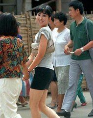 90年代街头老照片，那时候的少女长的真好看