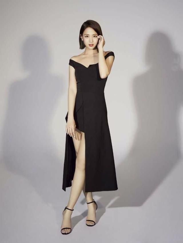 吴映洁晒穿搭，为显腿长大夏天短袖裙配长靴，网友：难道不热吗？