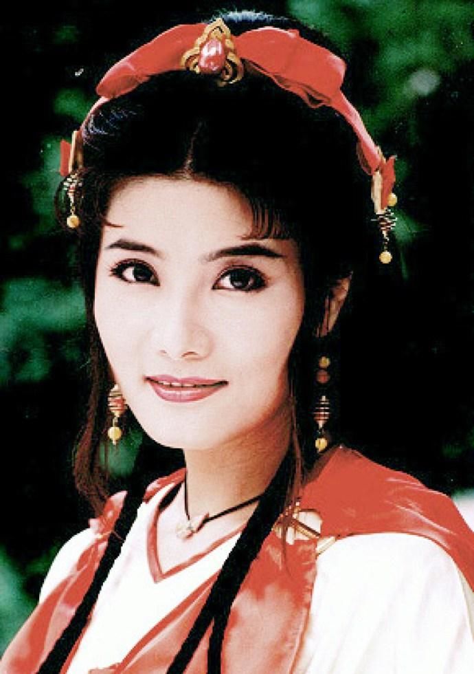 49岁杨丽菁被前男友恐吓公开哭诉，脸部僵硬，身材却不输少女