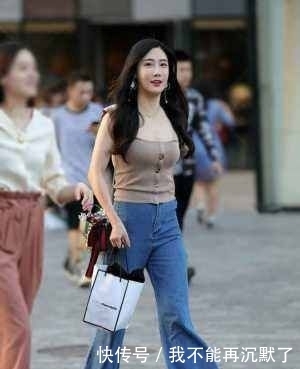 靓丽@小姐姐阔腿牛仔裤搭配卡其色背心,给人青春靓丽的时尚感