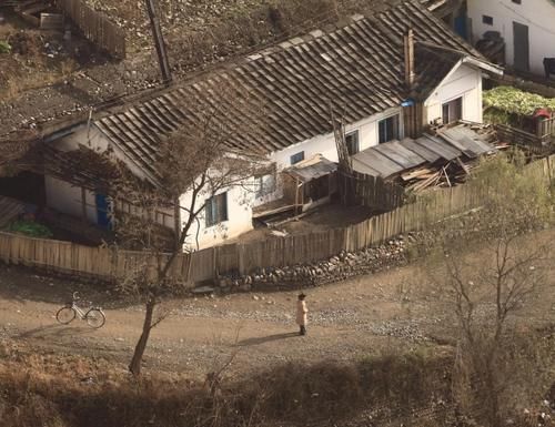  #房子#实拍朝鲜：朝鲜农村人住什么样的房子？