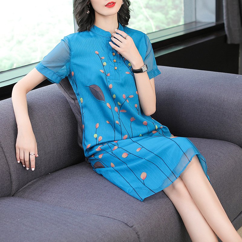 实事求是!70女人穿这“宝蓝裙”，高贵大气，穿上成行走的荷尔蒙