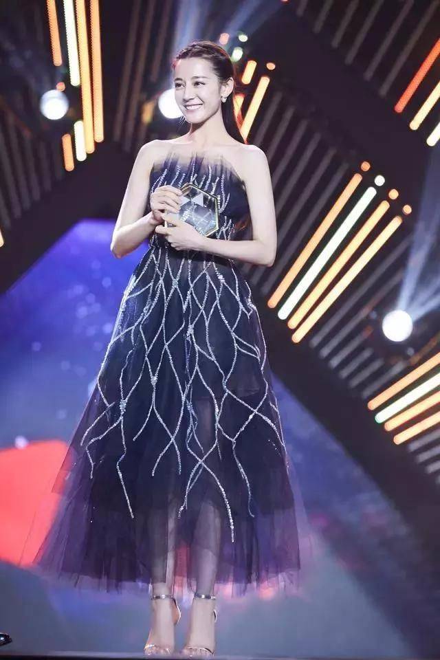 关晓彤一穿上黑裙，气质都不一样了！迪丽热巴都不配当她的对手！