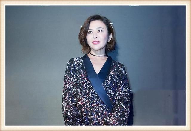 当55岁张凯丽遇上55岁关之琳,才知道保养与不保养的差距有多大!