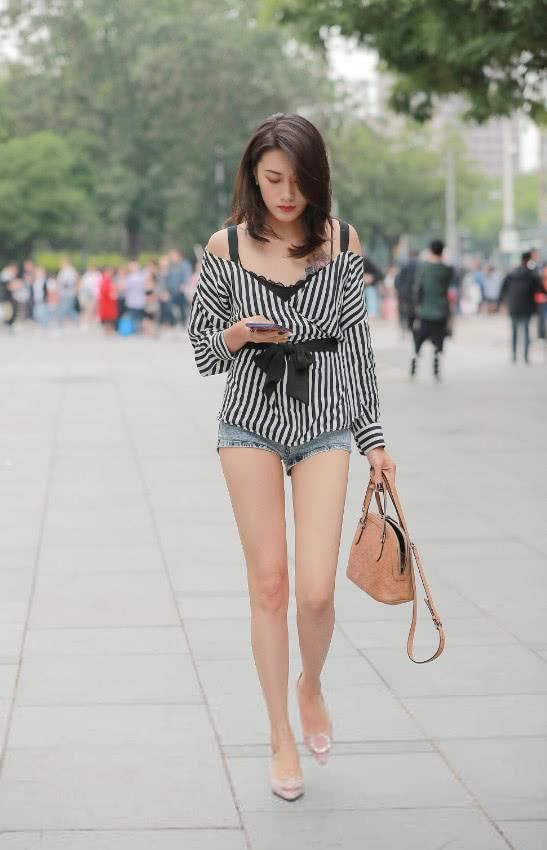 初秋,穿一件修身的短裤,春捂秋冻,流光溢彩,不是挺好吗?