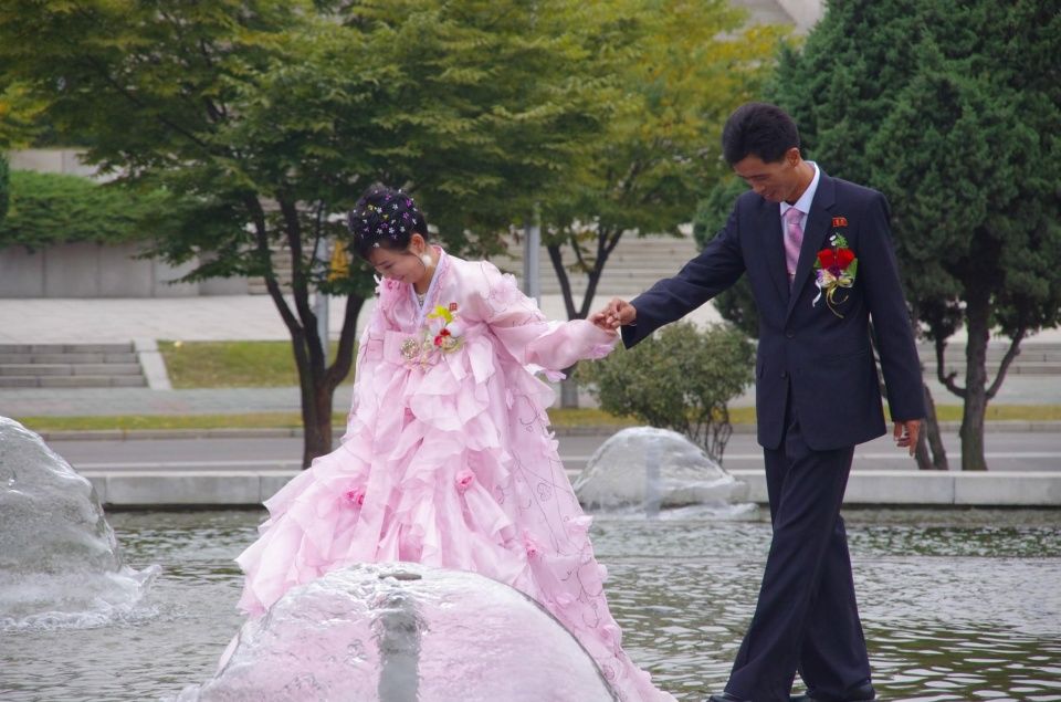 朝鲜女人穿衣，有钱的像90年代，普通的像80年代