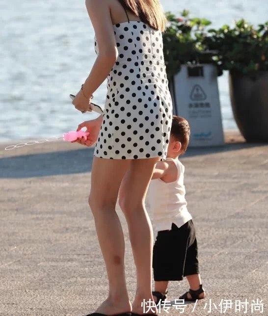 气质小姐姐裹身裙穿出饱满浑实的臀部曲线，弯腰的姿势真迷人