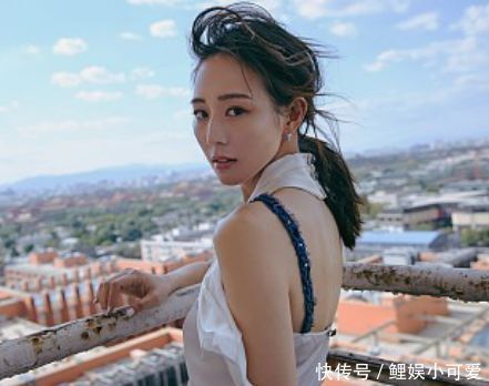 张钧甯出席活动，穿白色交叉露肩上衣配阔腿裤，锁骨让人羡慕！