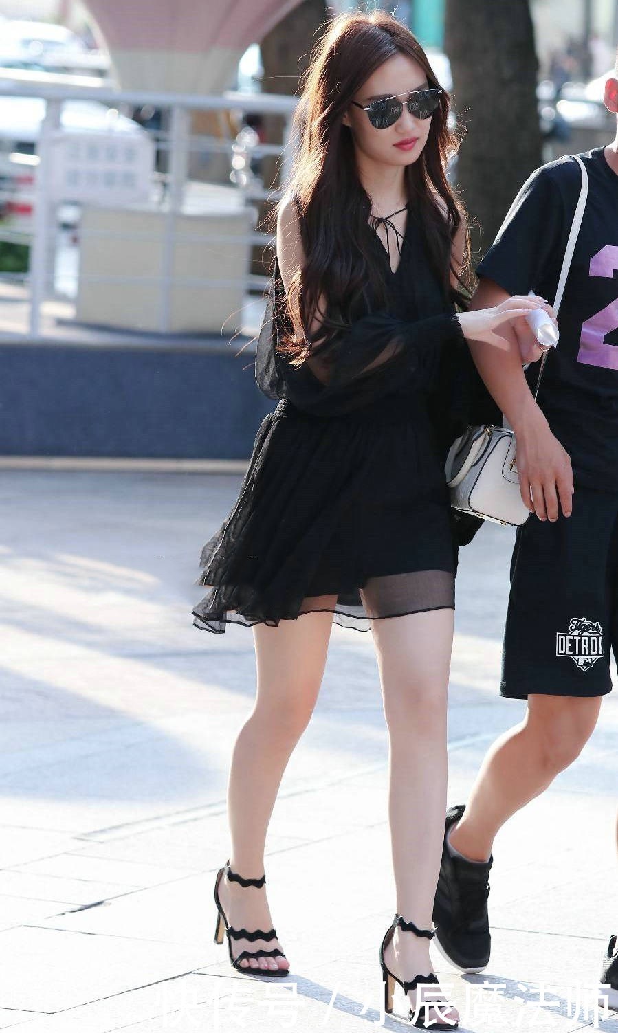 『美女』美女黑纱连衣裙配高跟凉鞋,成熟性感,女人味挡不住
