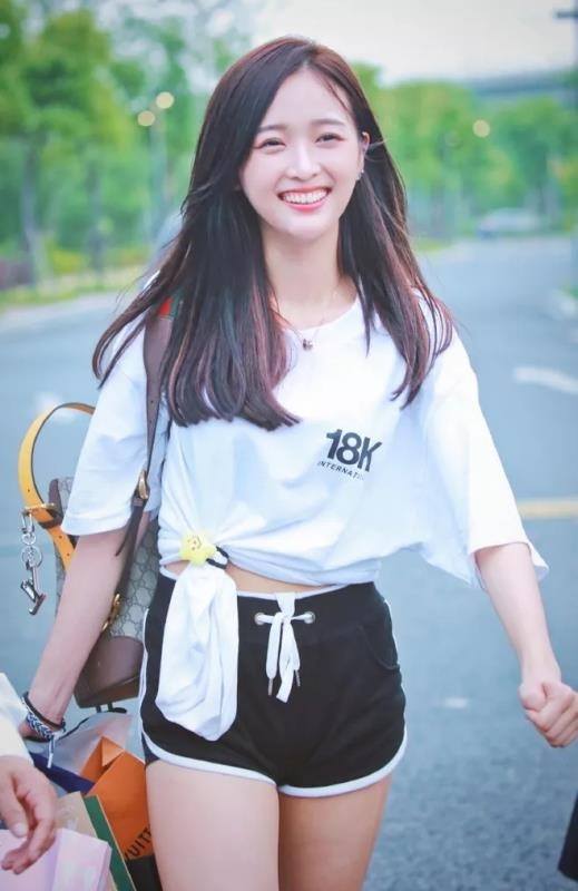 吴宣仪穿运动装面带微笑，充满活力，网友：气质真好！