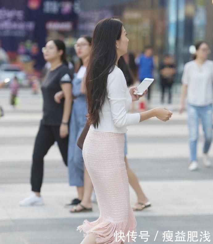 【时尚女生们】裙有流苏,让你的气质更显优雅轻柔