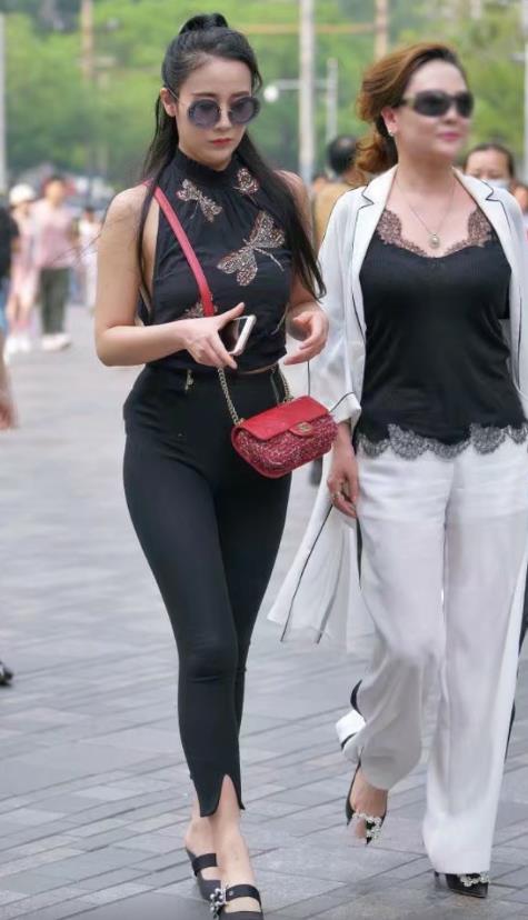 街拍：紧身裤勾勒完美翘臀，与母亲独占街头