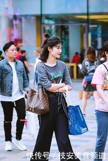  『时髦』时尚街拍美女，图4穿的很时髦，但高跟不能怕冷