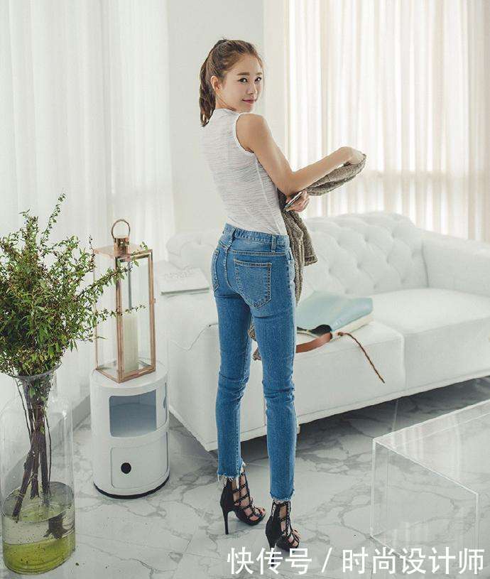 小姐姐身穿紧身牛仔裤更加贴合身形，秀出轻盈的曼妙身材！