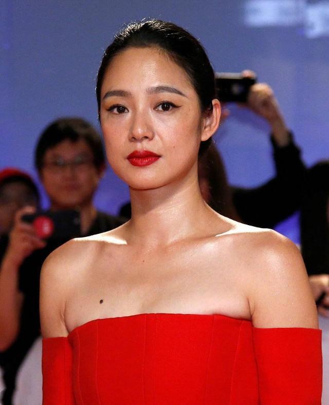 40岁周韵一身红气场全开，未修图被赞连皱纹都是韵味，姜文有眼光