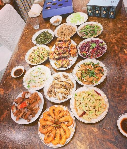 中秋节李小璐晒家宴照，暗示与贾乃亮有新情况，网友终于和好了