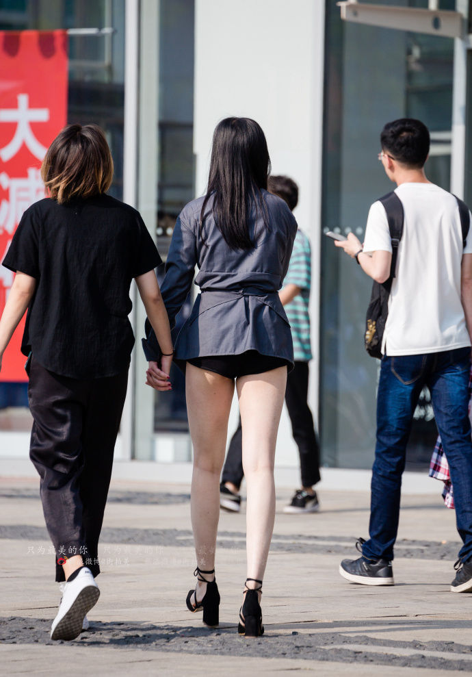 路人街拍，这么热的天深颜色衣服上街，酷酷的小姐姐果然有个性！