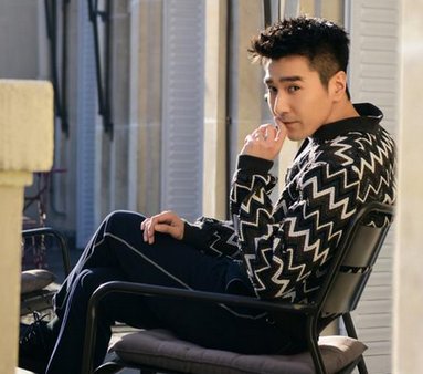 赵又廷晒最新街拍，帅翻四海八荒，网友这街拍范是跟高圆圆学的吗