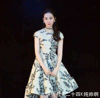 刘亦菲真敢穿! 蕾丝上衣太紧都要撑破了, 网友 做她保镖好幸福!