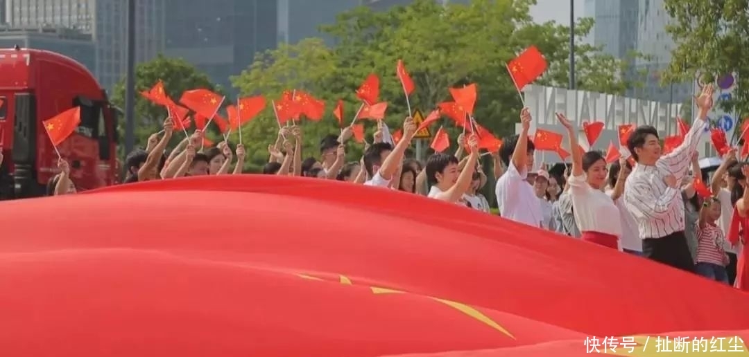 深圳湾上空：我爱香港！网友：热泪盈眶！