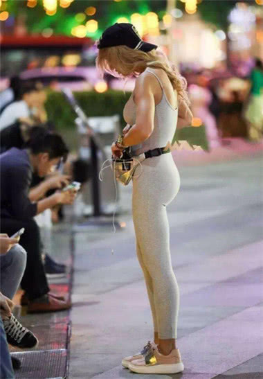 小姐姐白色紧身裤勾勒奥妙的圆润线条，夜色下朦胧可人