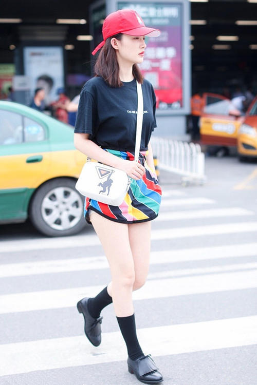 李沁到底有多瘦?这么窄的彩虹短裤都穿得进去,网友:真有90斤