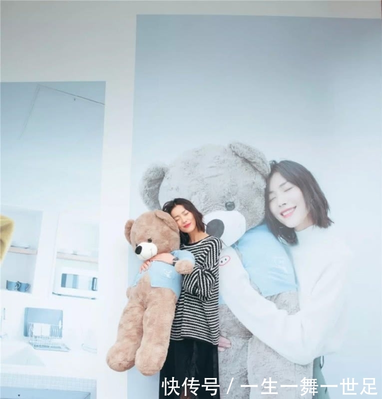  「现役」刘雯不愧现役“国模第一”，卫衣叠穿加阔腿裤，也能穿出强大气场