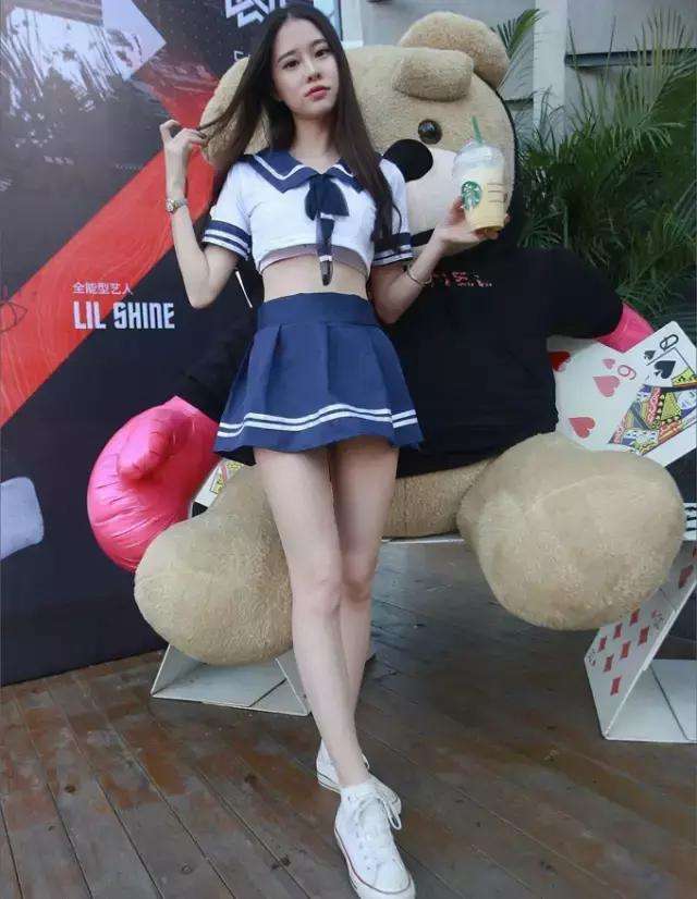 街拍:妙龄女郎穿学生服,大长腿穿起来亭亭玉立,含苞欲放!