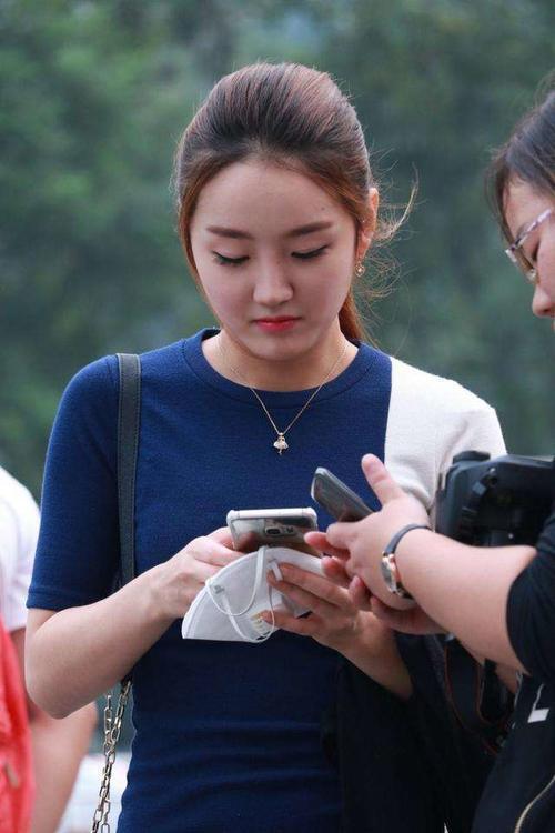 街拍: 牛仔紧身裤和黑色的高跟鞋，将自己的身材比例拉出来了