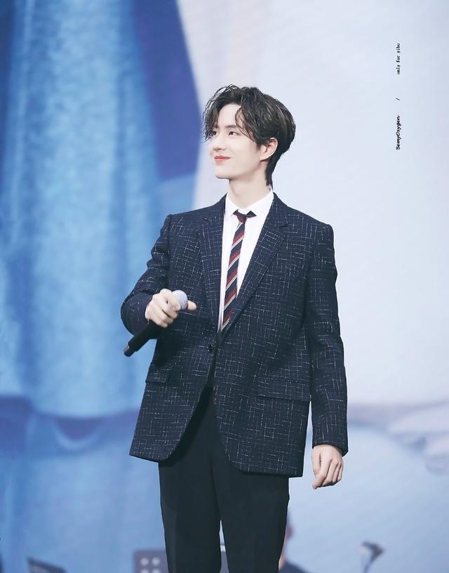 王一博跨年演唱会造型