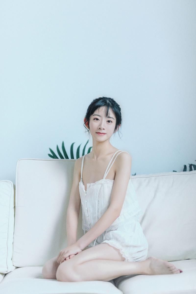 清新恬静美女性感吊带私房图片