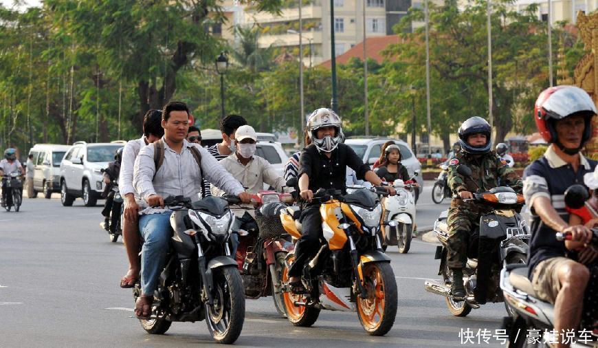 印度：中国发展那么好，有摩托车吗？我们都有，中国：我们都开车