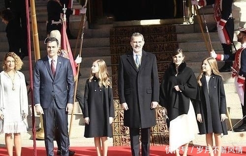  莱昂诺尔：西班牙王后一家四口美如画！两位小公主美如双胞胎，王后斗篷太酷