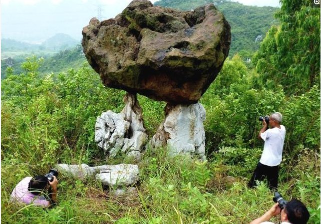 『真够』真够厉害的!广西一奇异景观,20吨巨石靠两尖石支撑悬空,专家也无法解释