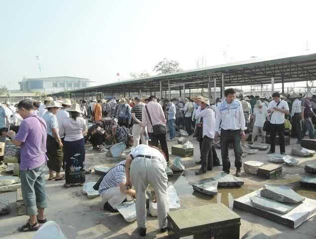 边境上的玉石市场，玉石成堆的摆在地上，而且砍价也很轻松！