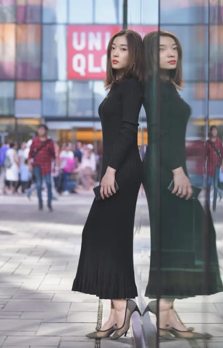  #黑色#街拍: 黑色长裙真时尚, 性感尽在不言中