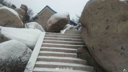 雪来啦！青岛崂山巨峰迎来今冬第一场雪 敲美