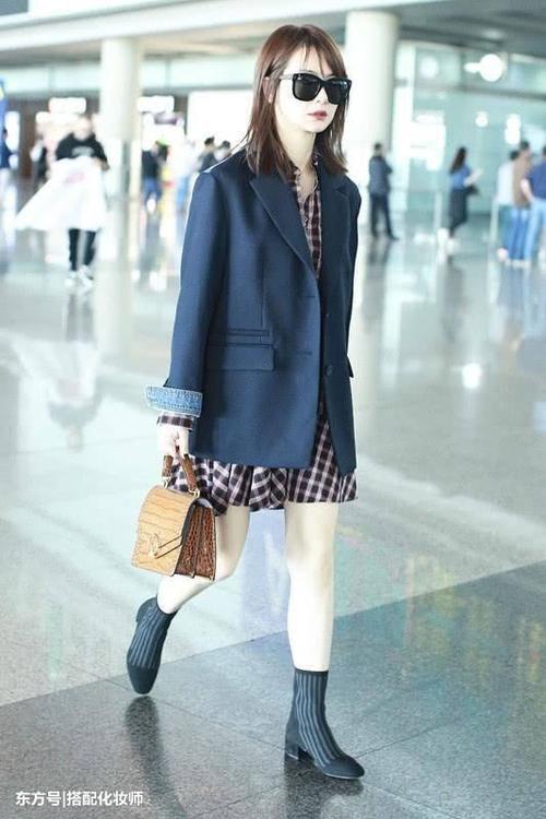 戚薇从巴黎时装周凯旋而归，穿了件男款西装，品味很独特啊！