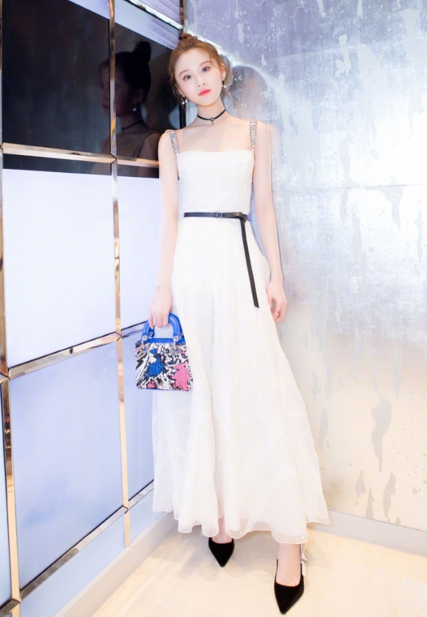 张慧雯太厉害，一袭吊带纱裙就美如仙，不是没存在感的谋女郎了！