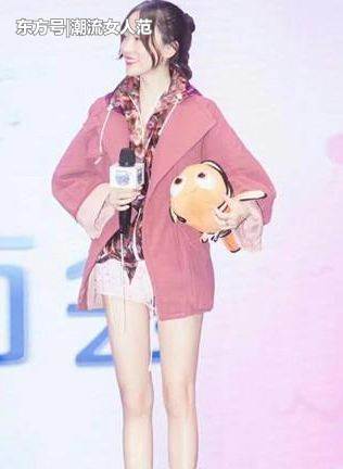 霍思燕为艳压，穿超短裤秀美腿，撞上贾静雯露肩裙，谁丑谁尴尬！