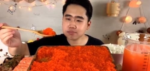  『粉丝』大胃王吃1盘“鱼籽”，粉丝说他穷，看清后，网友：这也太奢侈了