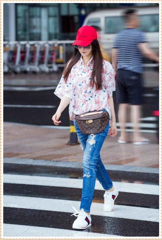 本以为穿粉色印花衫的伊能静已经够美了，但看到江疏影，我沉默了