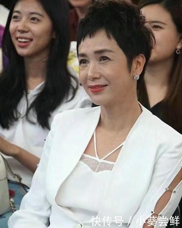 「 皱纹」满脸皱纹依旧拒绝打针,就该优雅老去,有种纯天然叫50岁蒋雯丽