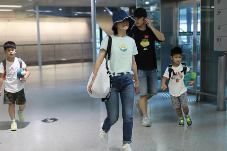 『 卡通』卡通t恤尽显潮范,穿亲子装太温馨,沙溢胡可一家四口走机场