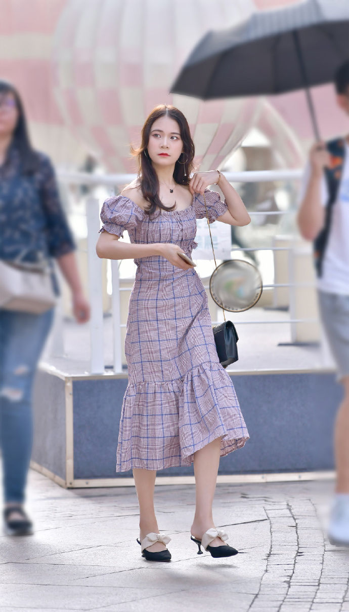 街拍成都:自由轻便的穿搭风格，才能放飞自我!