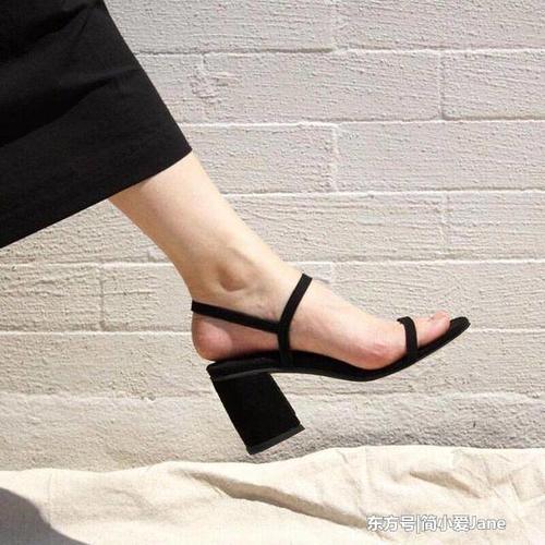 一字带高跟凉鞋，时尚柔美很清凉