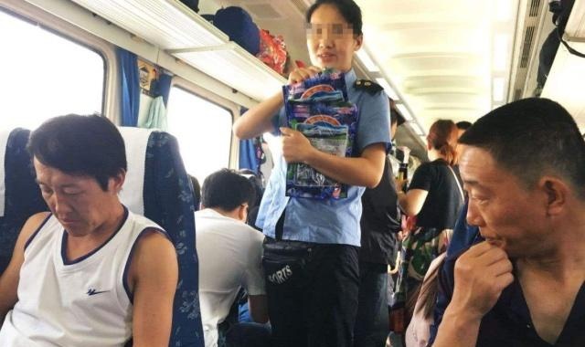 火车上“卖货”的人是哪儿来的？乘务员道出实情，乘客很反感！