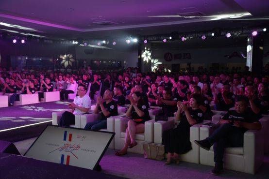 爱玛电动车蓝白红3色玩转英伦风 风靡大半个明星圈