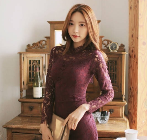 街拍： 热辣性感大方得体的甜美少女，打扮花枝招展凸显风情万种