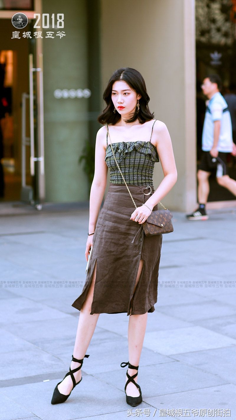 街拍:时髦的女孩会花很多时间在穿衣打扮上面